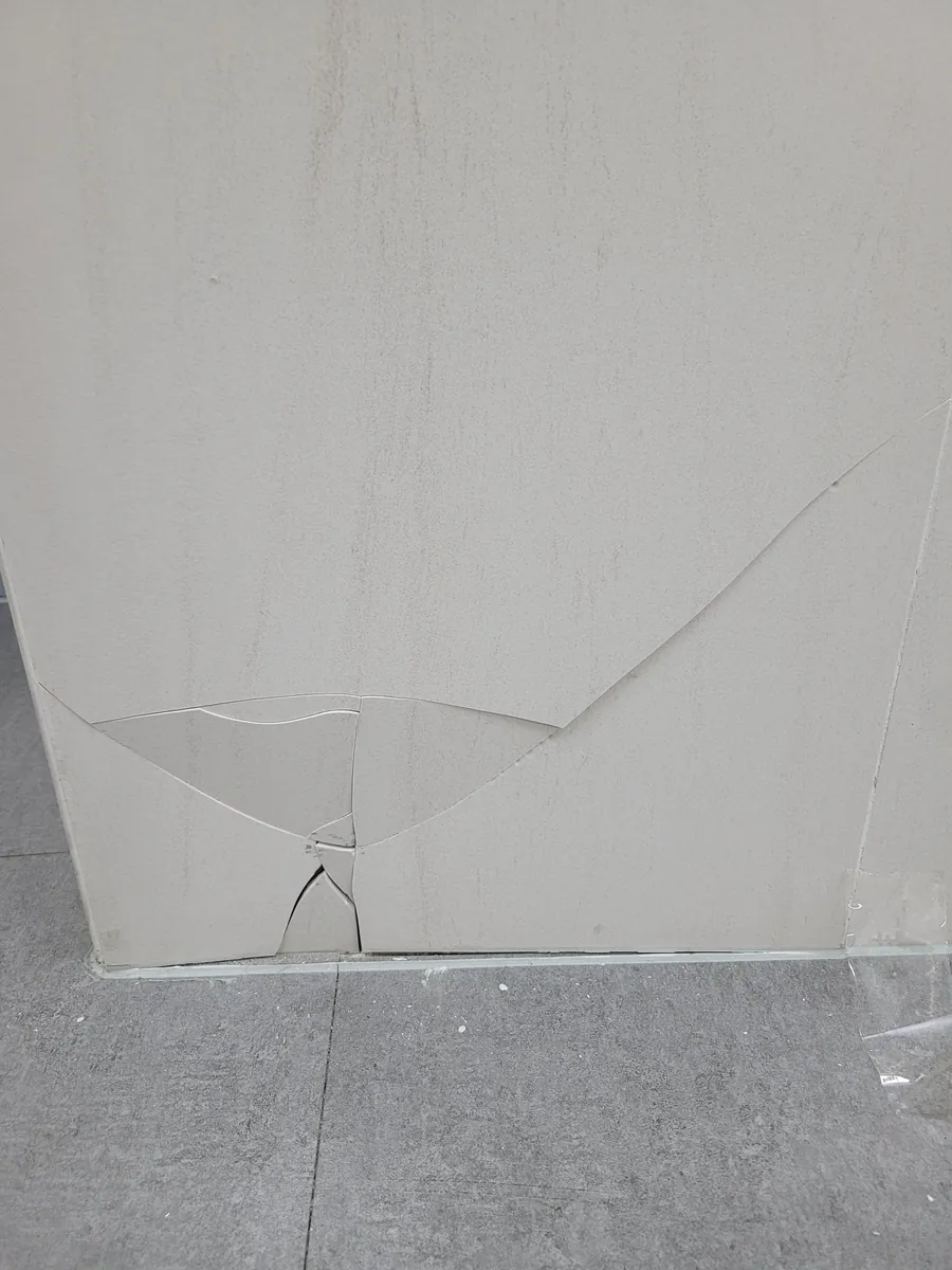 상가 기둥 하단 판재 복원 작업 전 타일복원 — 상가 기둥 하단 판재 복원 작업 전