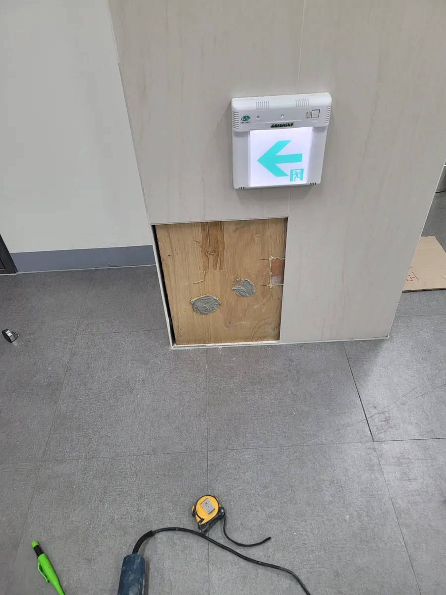 상가 기둥 하단 판재 복원 작업 중 타일복원 — 상가 기둥 하단 판재 복원 작업 중