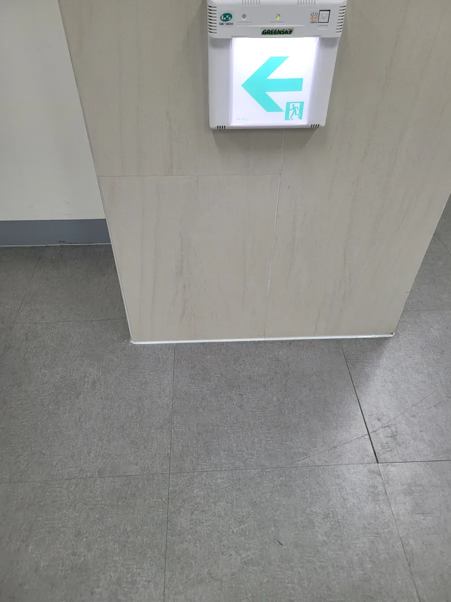 상가 기둥 하단 판재 복원 작업 후 타일복원 — 상가 기둥 하단 판재 복원 작업 후