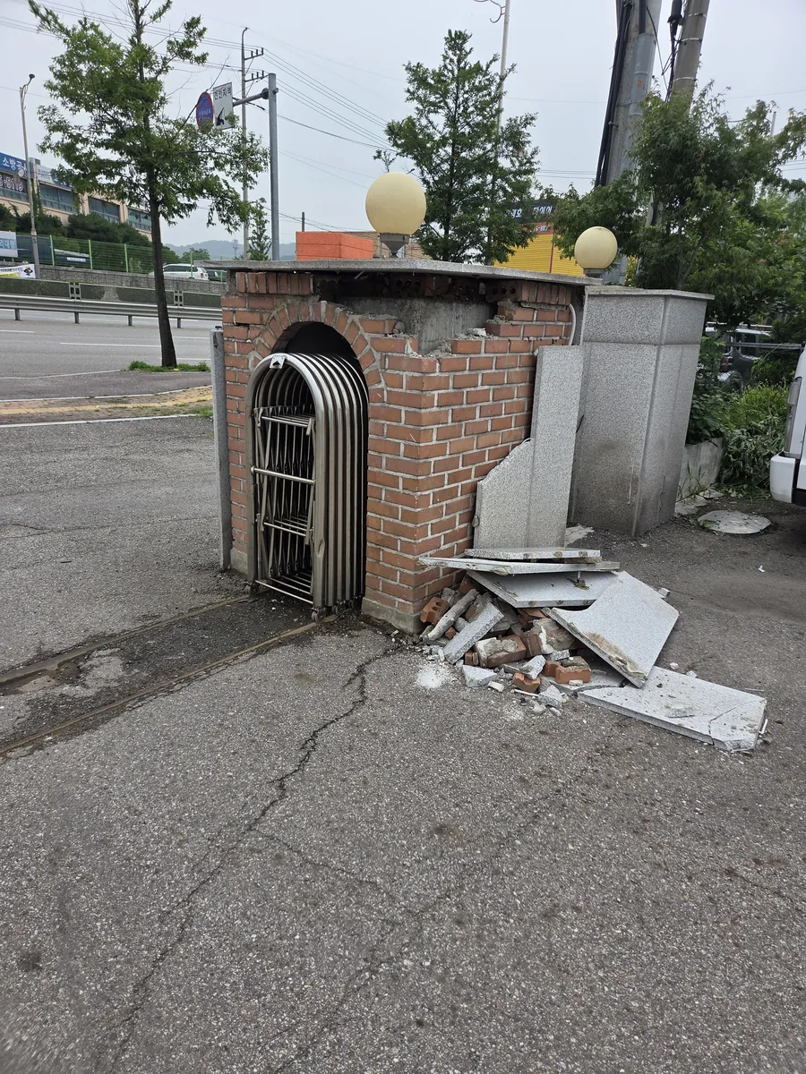 외부 시설물 화강석 판재 탈락 작업 전 타일복원 — 외부 시설물 화강석 판재 탈락 작업 전