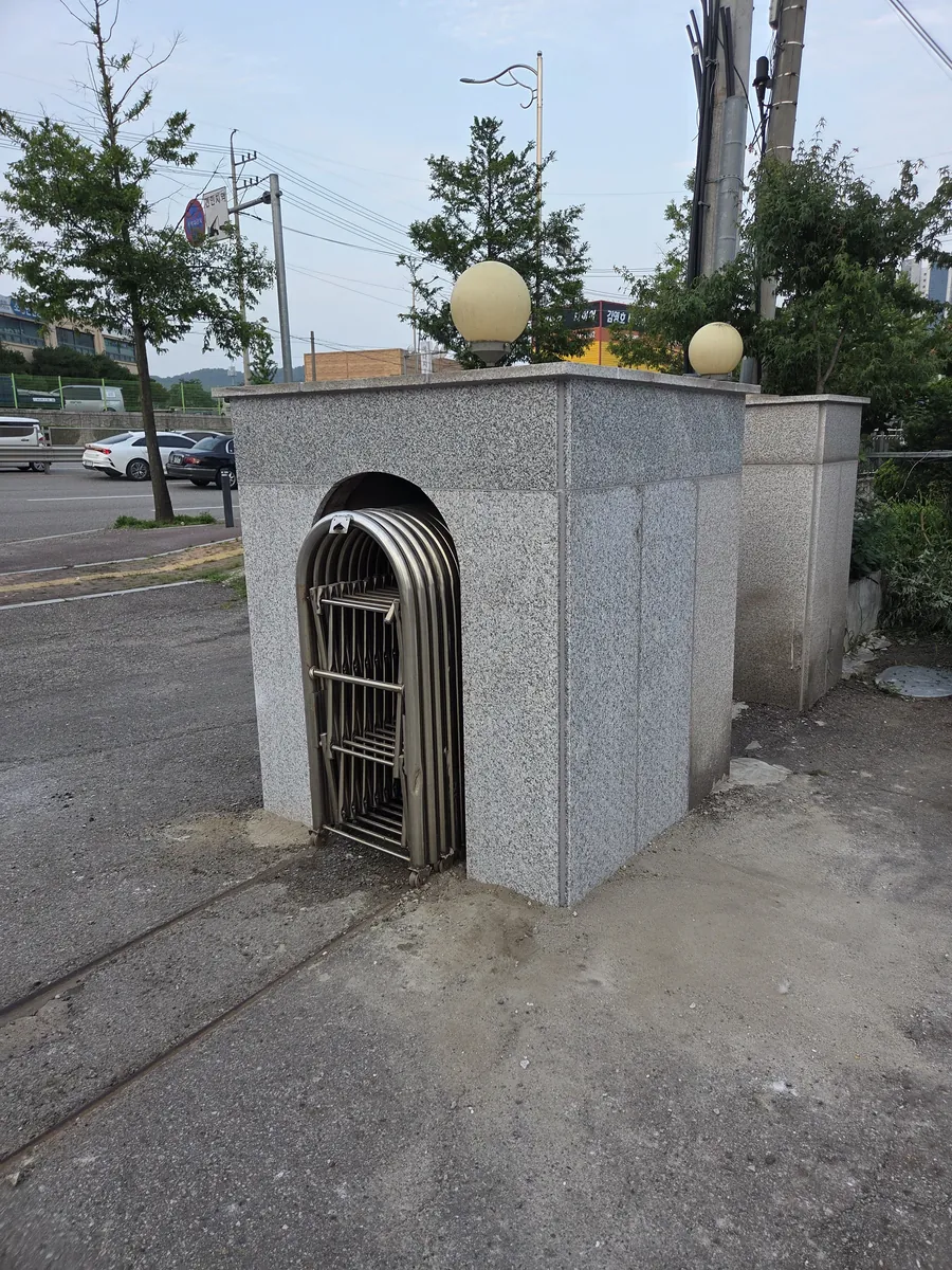 외부 시설물 화강석 판재 탈락 작업 후 타일복원 — 외부 시설물 화강석 판재 탈락 작업 후